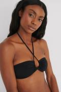 NA-KD Swimwear Bikinitopp med stropper i kryss foran - Black