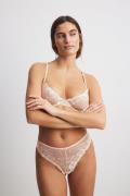 NA-KD Lingerie Stringtruse med blomsterbroderi - Offwhite