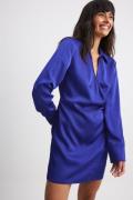 NA-KD Miniskjorte-kjole i sateng med omslag - Blue