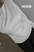 NA-KD Asymmetrisk bluse med åpen rygg - Offwhite