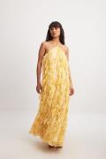 NA-KD Strukturert maxikjole i chiffon med volangdetaljer - Yellow