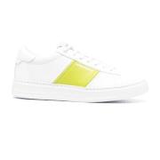 Hvite skinn sneakers med limegrønne kontrastinnlegg og logo-tekst - St...