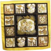 Pre-owned Silk scarves