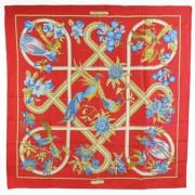 Pre-owned Silk scarves