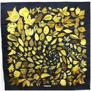 Pre-owned Silk scarves