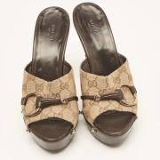 Pre-owned Canvas sandals