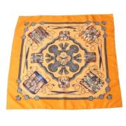 Pre-owned Silk scarves