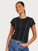 Levi's - T-Shirts - Black - Inside Out Seamed Tee - Topper & t-shirts