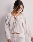 Nelly - Hvit - Volume Tied Blouse