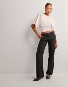 Nelly - Svart - Low Waist Straight Leg Pants