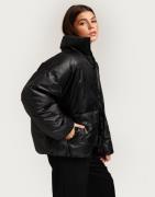 Nelly - Svart - Oversized Padded Jacket