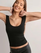 Nelly - Svart - Deep Scoop Neck Top