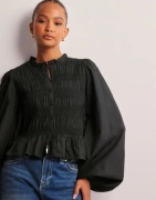 Nelly - Svart - Flirty Smock Blouse