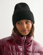 Nelly - Svart - Fuzzy Beanie