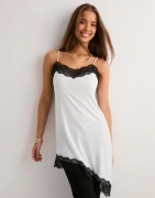 Nelly - Hvit - Lace Asymmetric Slip Dress