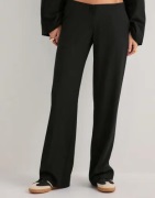 Nelly - Svart - No Waist Relaxed Suit Pants
