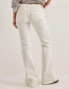 Nelly - Hvit - Super Low Heart Pocket Bootcut Jeans