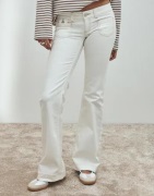 Nelly - Hvit - Super Low Heart Pocket Bootcut Jeans