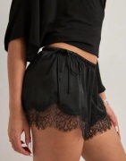 Nelly - Svart - Sassy Lace Shorts