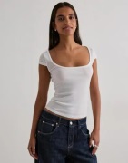 Nelly - Hvit - Perfect Basic Short Sleeve Top